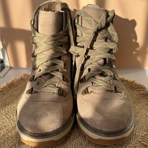 Sorel Women's Tan Lace Up Boots Brand New Leather. Waterproof. Size 8.5